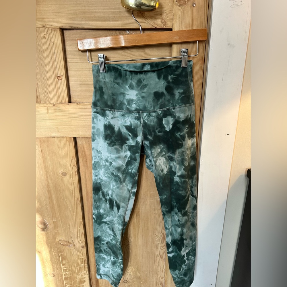 LULULEMON mid rise crop leggings